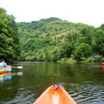 Kayak au domaine du lac de soursac pendant les vacances d'été