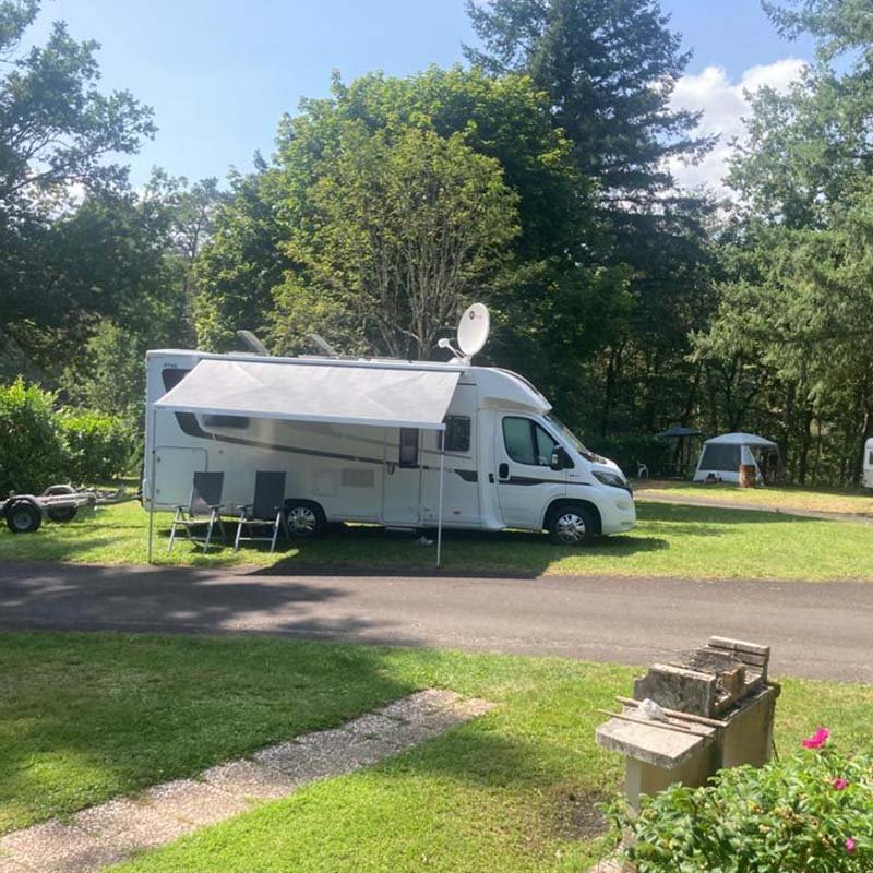 Emplacement camping car au Domaine du lac de Soursac, Corrèze