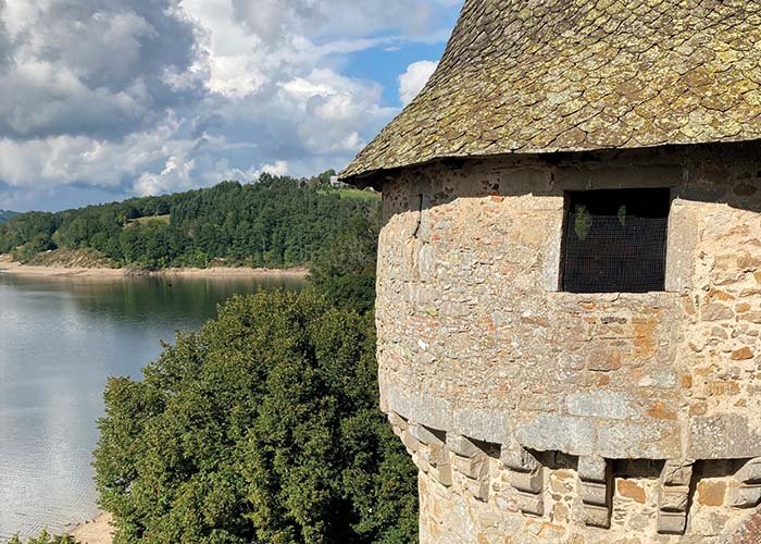 Chateau Val à Bort les Orgues avec le Domaine du lac de soursac - Corrèze
