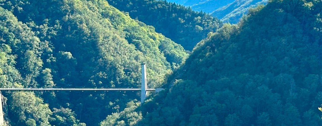 Vue panoramique du Viaduc des Rochers Noirs rénové, s'intégrant dans le paysage naturel de la Corrèze avec ses structures majestueuses traversant les gorges boisées au loin.