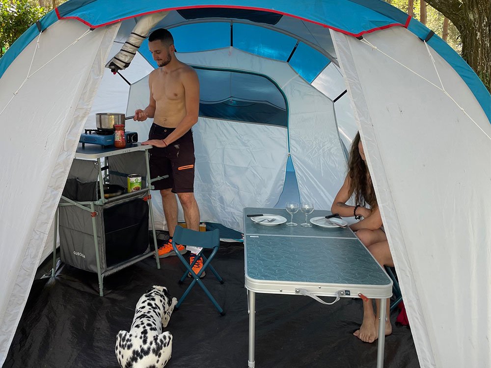 Camping en tente avec chien au Domaine du Lac de Soursac en Corrèze, emplacement nature en forêt